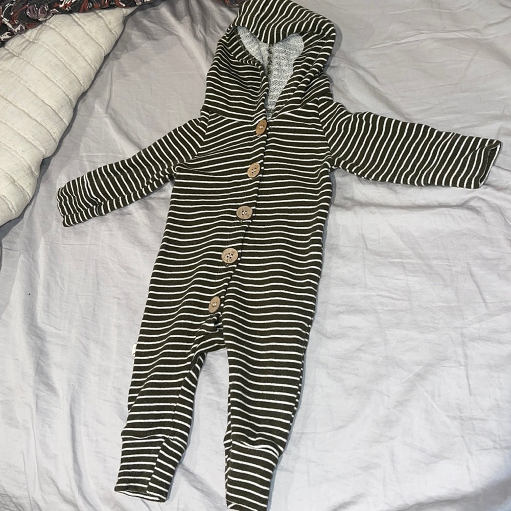 0-3 months childhood clothing outfit with a hood. Great staple piece for baby!